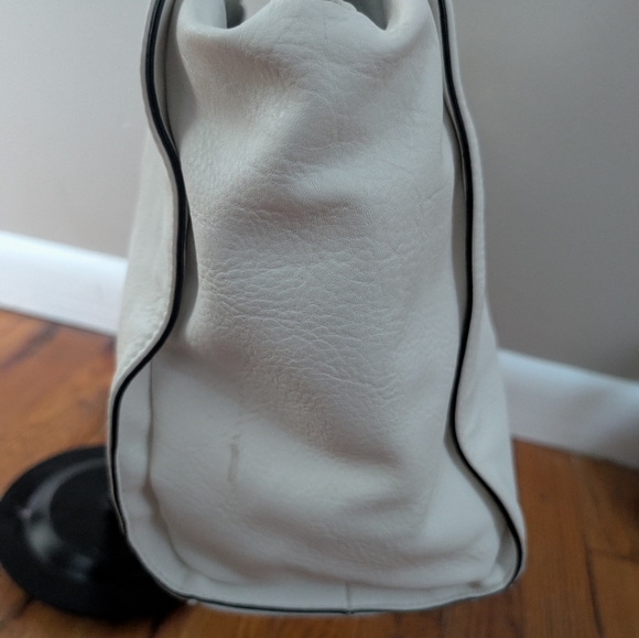 Michael Kors White Leather Crossbody Tote Bag - Picture 4 of 8